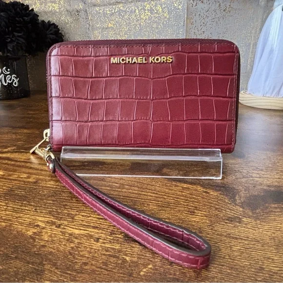 Michael Kors Jet Set smartphone wristlet burgundy crocodile-embossed design - Picture 1 of 13